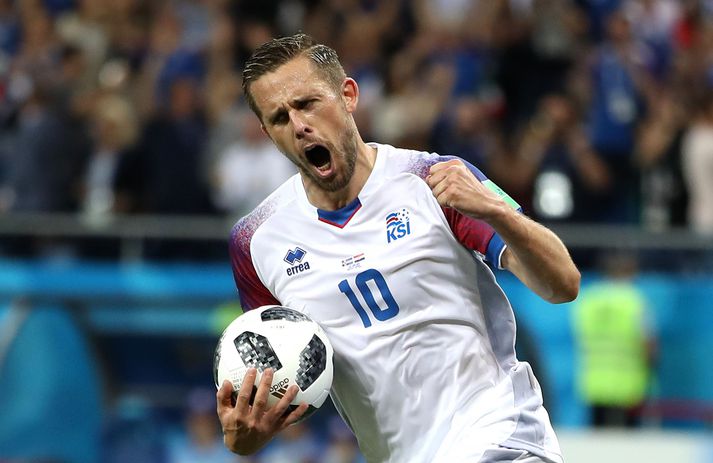 Gylfi Þór Sigurðsson fagnar marki sínu í kvöld.