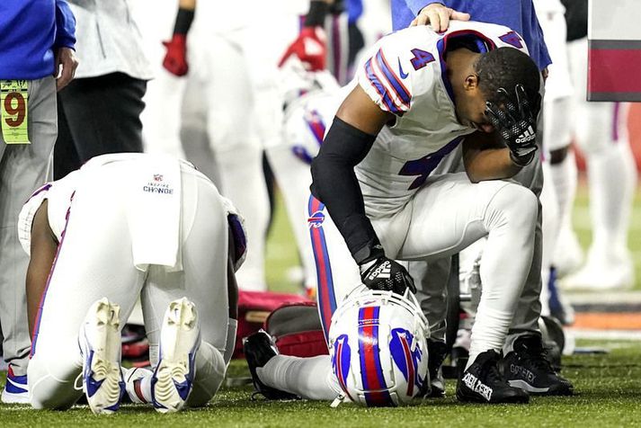 Liðsfélagar Damar Hamlin hjá Buffalo Bills biðja fyrir honum eftir atvikið í nótt.