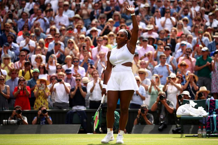 Serena Williams fagnar sigri í dag.