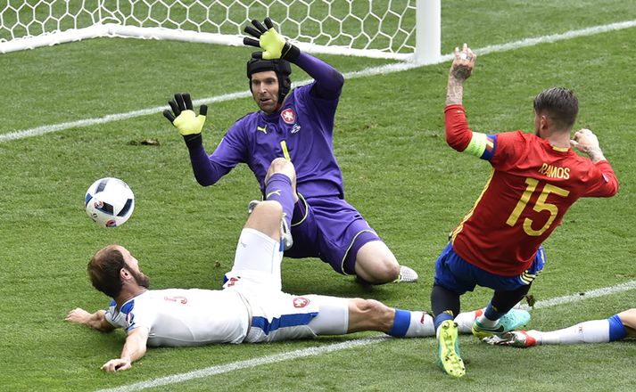 Cech að bjarga Tékkum einu sinni sem oftar í dag. Stórleikur hans dugði ekki til á endanum.