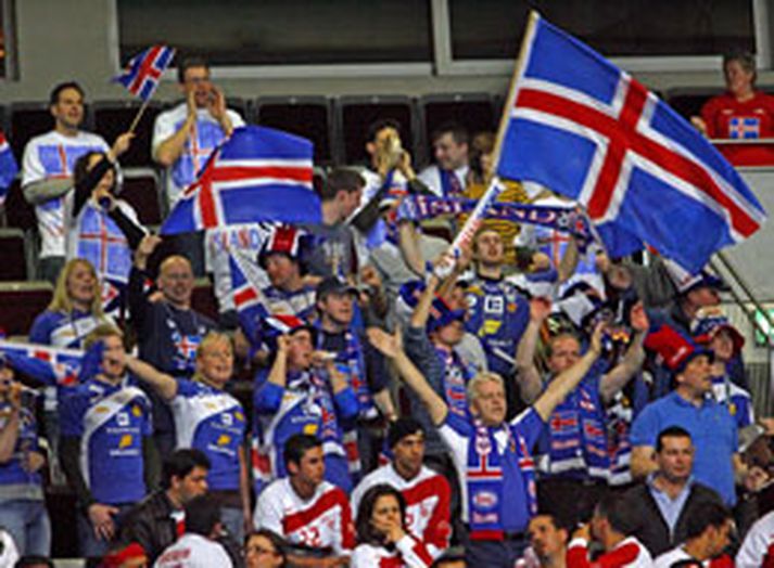 Íslenskir áhorfendur í Halle hafa þegar komið sér fyrir og eru að þjálfa raddböndin fyrir átök dagsins.