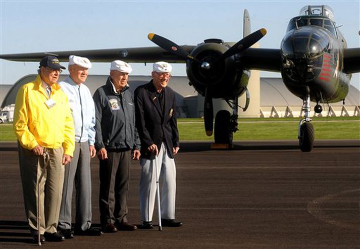 Flugkapparnir við B-25 sprengjuflugvél eins og þeir flugu í árásinni.