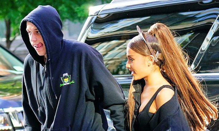 Ariana Grande og Pete Davidson eru trúlofuð eftir nokkurra mánaða samband.