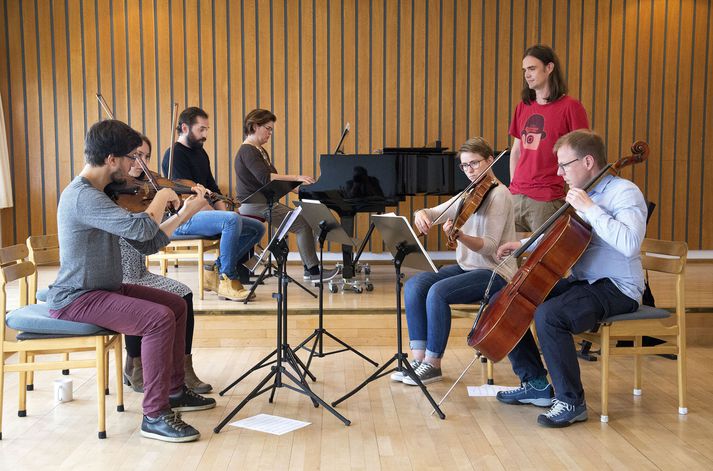 Páll Palomares og Vera Panitch fiðluleikarar, Elmar Gilbertsson söngvari, Helga Bryndís við flygilinn, Gunnar Andreas Kristinsson tónskáld, Þórunn Ósk Marinósdóttir með lágfiðlu og Sigurgeir Agnarsson selló. 