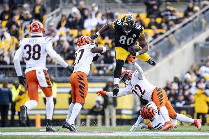 Darnell Washington hjá Pittsburgh Steelers er engin smásmíði en hér hoppar hann yfir varnarmenn Cincinnati Bengals eins og hann væri í grindarhlaupi.