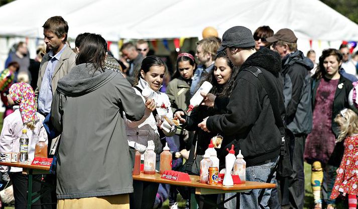 Gleði á 17. júní. Landsmönnum fjölgaði um tæplega 3.500 í fyrra. Mikil fjölgun varð á sunnanverðum Vestfjörðum.