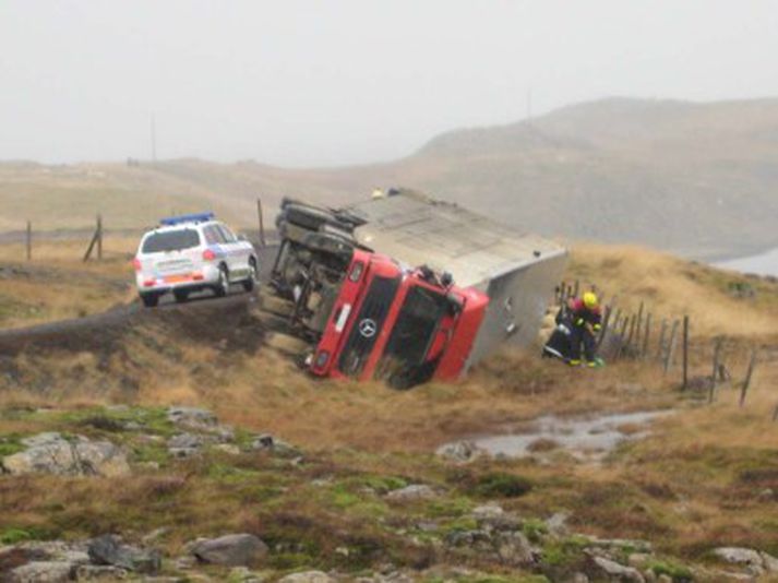 Fjárflutningavagninn var með leyfir fyrir að flytja 300 kindur en var með 230 um borð þegar slysið varð.