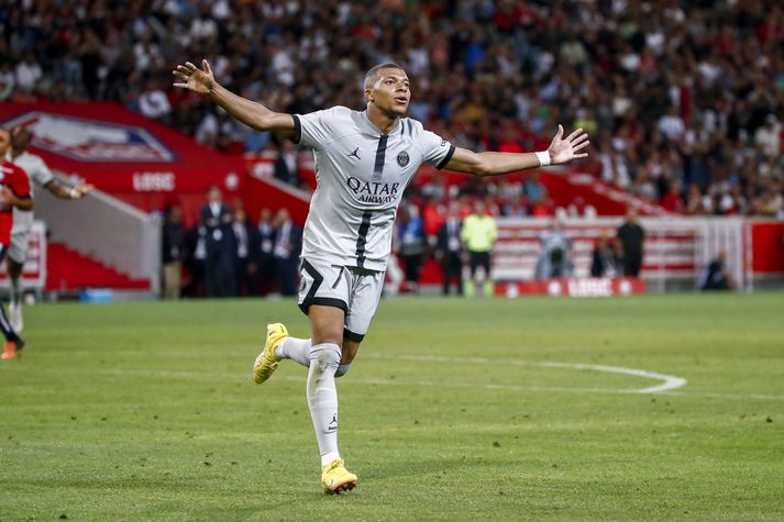 Kylian Mbappe var ekki lengi að setja mark sitt á leikinn er PSG vann stórsigur gegn Lille í frönsku úrvalsdeildinni í kvöld.