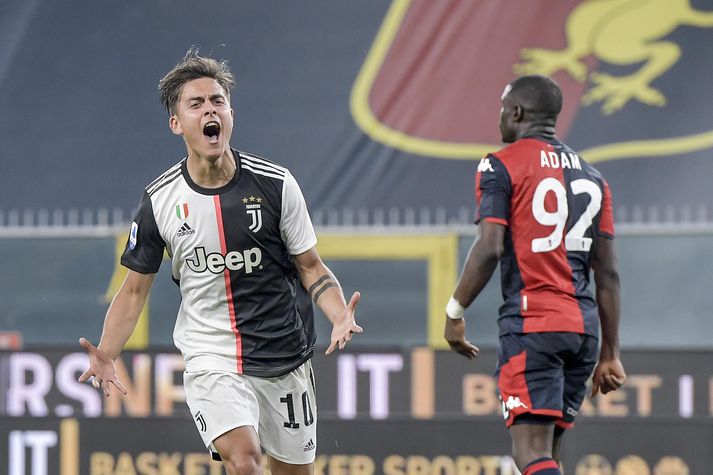 Paulo Dybala fagnar eftir að hafa komið Juventus í 0-1 gegn Genoa í gær.