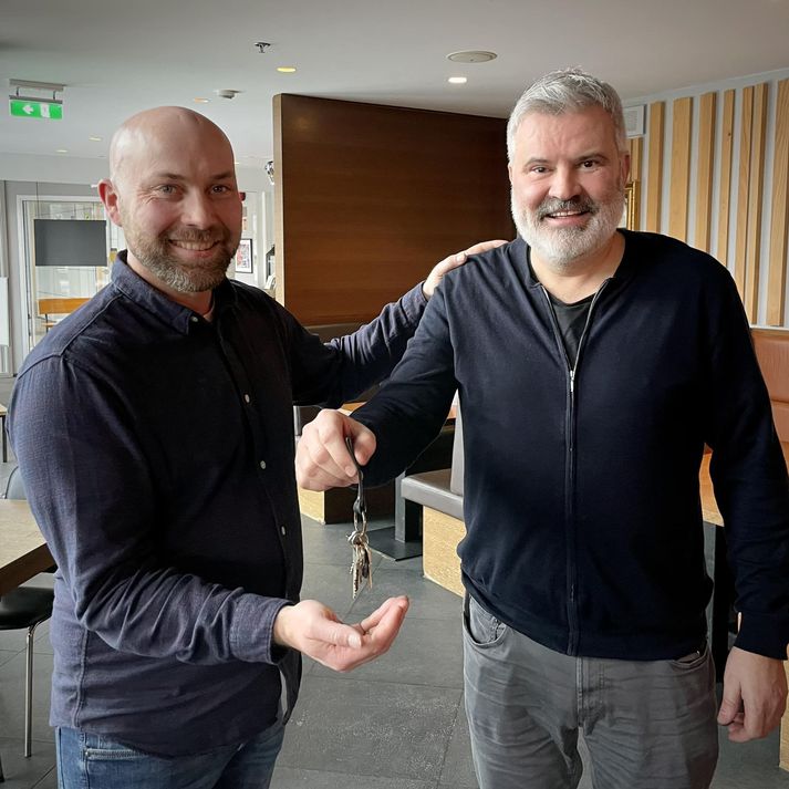 Ingimundur Bergson nýr framkvæmdastjóri SVFR tekur hér við lyklum frá Sigþóri Gunnlaugssyni fráfarandi framkvæmdastjóra