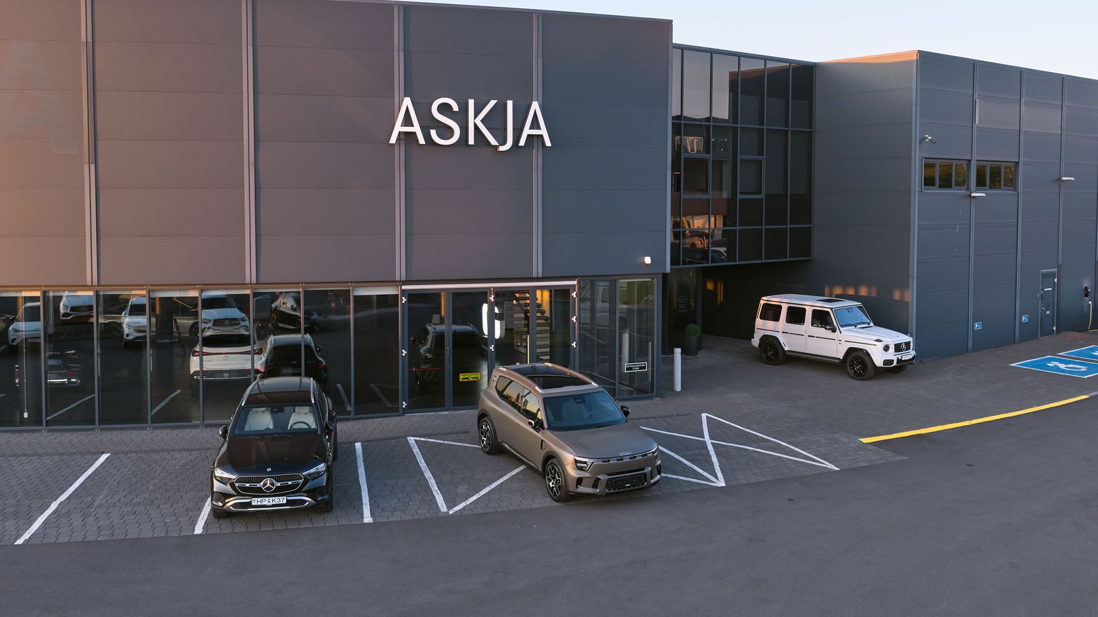 Golfkúlum rigndi yfir bílaumboð og ekki í fyrsta sinn