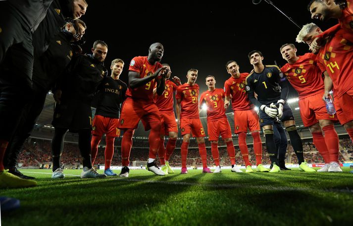 Romelu Lukaku fer hér fyrir fagnaðarlátum belgíska landsliðsins eftir að liðið hafði tryggt sig inn á EM í október 2019.
