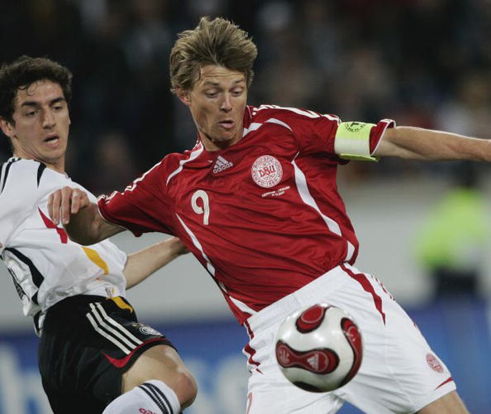 Jon Dahl Tomasson er hættur sem atvinnumaður í fótbolta vegna meiðsla.