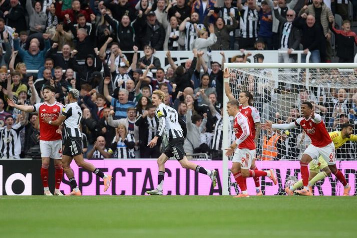Nick Woltemade fagnar fyrsta marki leiksins. Leikmenn Arsenal voru ekki á eitt sáttir með aðdragandann að markinu