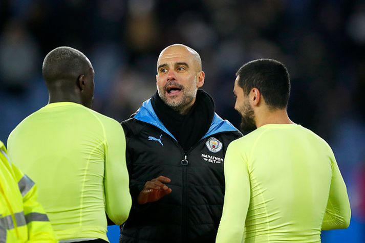 Guardiola spjallar við sína leikmenn eftir leikinn gegn Leicester um helgina.