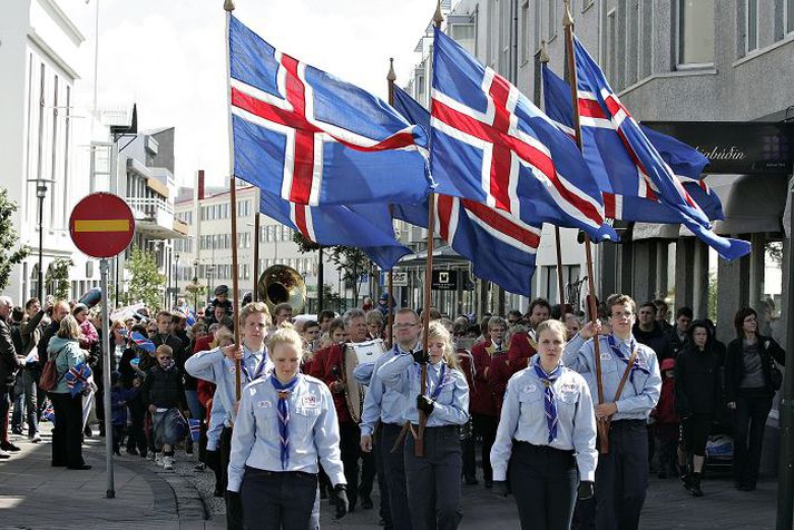 Íslenski fáninn Ekki má draga fána á stöng fyrr en klukkan sjö að morgni.
