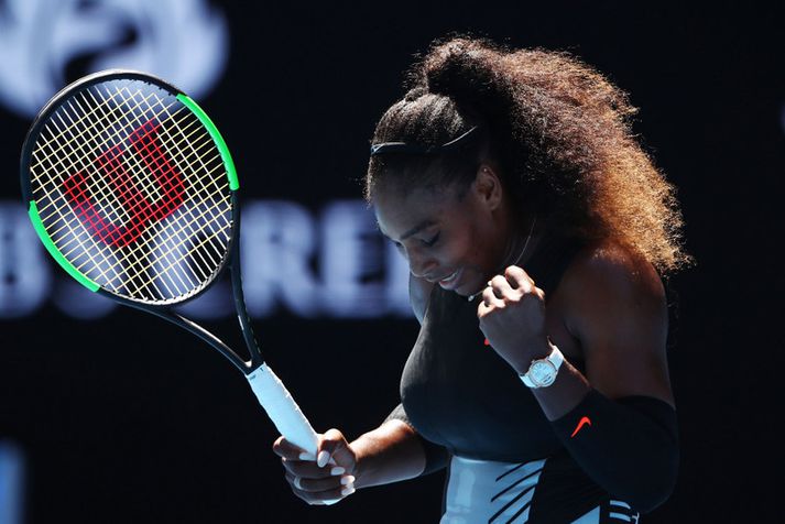 Serena Williams fagnar sigri í nótt.