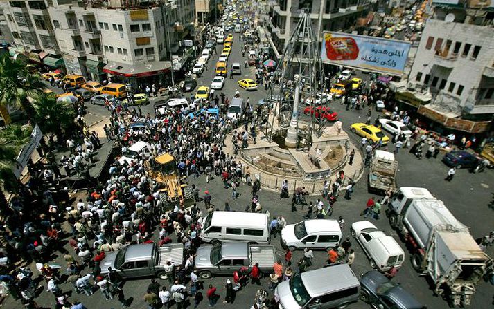 aðaltorgið í ramallah Palestínumenn safnast saman til að mótmæla þeirri spennu sem ríkir milli Hamas-samtakanna og Fatah-hreyfingarinnar. Meira en 20 manns hafa látist í átökum fylkinganna seinustu vikur.