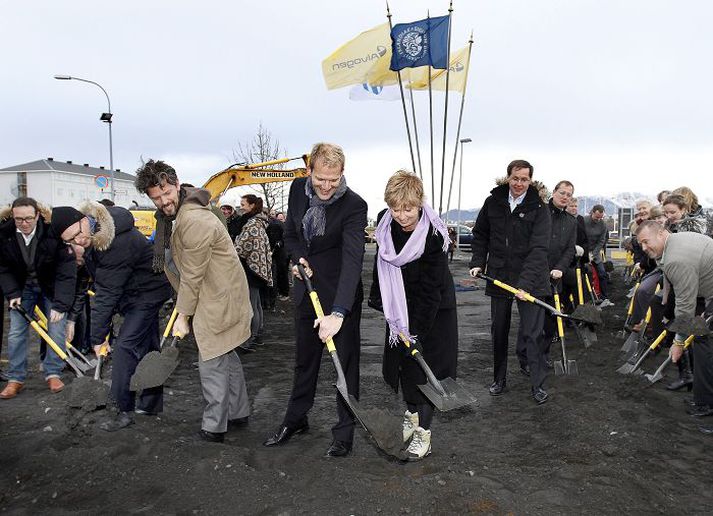 Frá skóflustungu í nóvember 2013 ÞG verktakar byggja Hátæknisetrið í samvinnu við PK arkitekta, Eflu verkfræðistofu og Lagnatækni. Um 400 ársverk verða til á framkvæmdatímanum.