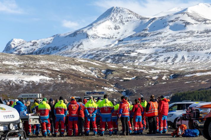 Eins og sjá má var mikill fjöldi sem kom að aðgerðum við Glym í dag.