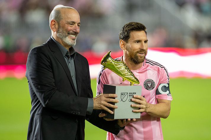 Lionel Messi fékk gullskóinn frá Don Garber, yfirmanni MLS-deildarinnar.