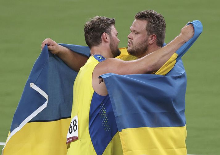Daniel Ståhl og Simon Pettersson faðmast eftir að hafa unnið gull og silfur á Ólympíuleikunum síðasta sumar.