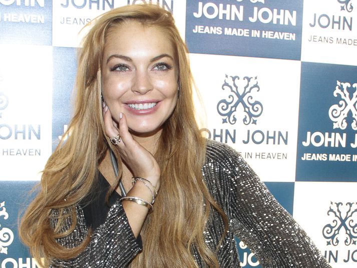 Lindsay Lohan kynnti Miley Cyrus á svið um daginn og hrósaði henni fyrir að vera hún sjálf.