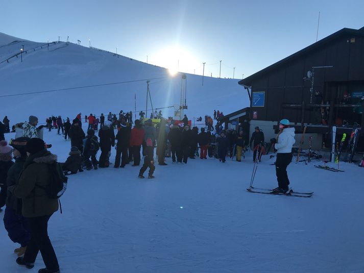 "Þetta er ótrúlegur fjöldi,“ segir Einar sem hefur aldrei séð eins langa röð í nýju stólalyftuna Kónginn.