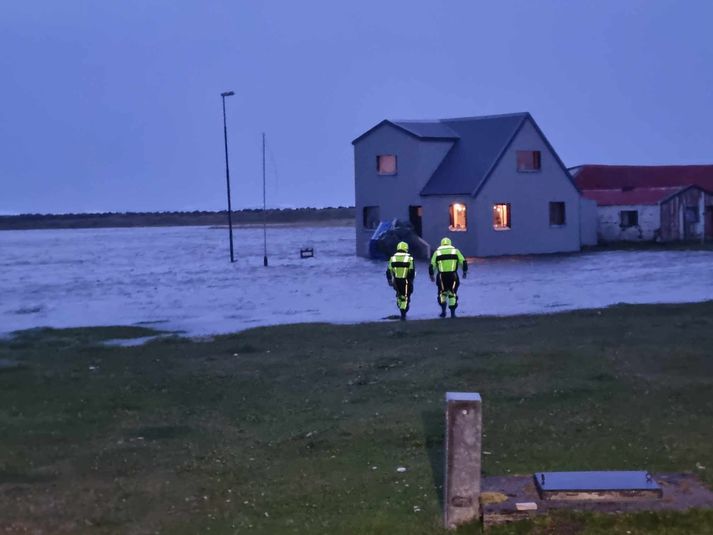 Í fyrstu var talið að kona væri föst í húsinu en hún reyndist hafa komist út af sjálfdáðun.