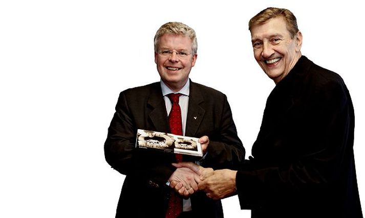 Söngvarinn og sjávarútvegsráðherra.
Raggi Bjarna afhenti Einari K. Guðfinnssyni eintak af diskinum Vel sjóaður. Á diskinum eru samankomnir margir af bestu söngvurum landsins.