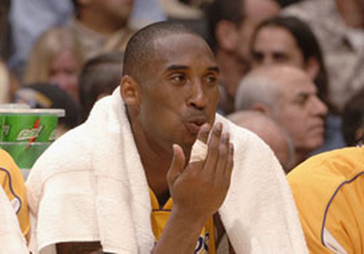 Kobe Bryant blæs hér á puttana á sér til að kæla þá og glottir til áhorfenda, eftir að hafa skorað 62 stig á aðeins 33 mínútum.