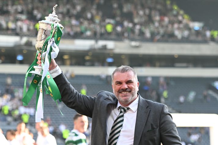 Ange Postecoglou með skoska bikarinn sem Celtic vann eftir sigur á Inverness.