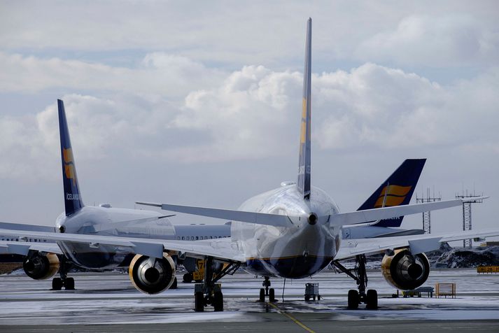 Ásdís Ýr Pétursdóttir, upplýsingafulltrúi Icelandair, segir leiðinlegt að fólkið hafi þurft að bíða en vegna strangra öryggisreglna á alþjóðlegum flugvöllum sé ekki tekið á móti farþegum úr innanlandsflugi.