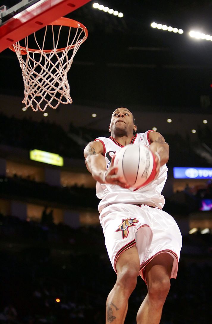Andre Iguodala skorar hérna eina af glæsikörfunum sínum í leiknum.
