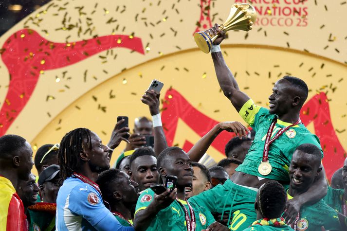 Sadio Mane og félagar í senegalska landsliðinu þurfa að skila bikarnum og verðlaunapeningunum sínum. 