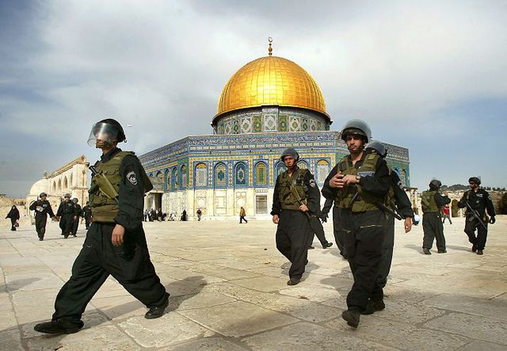 Vopnaðir við moskuna Ísraelskir hermenn komnir inn á helga svæðið gráir fyrir járnum.