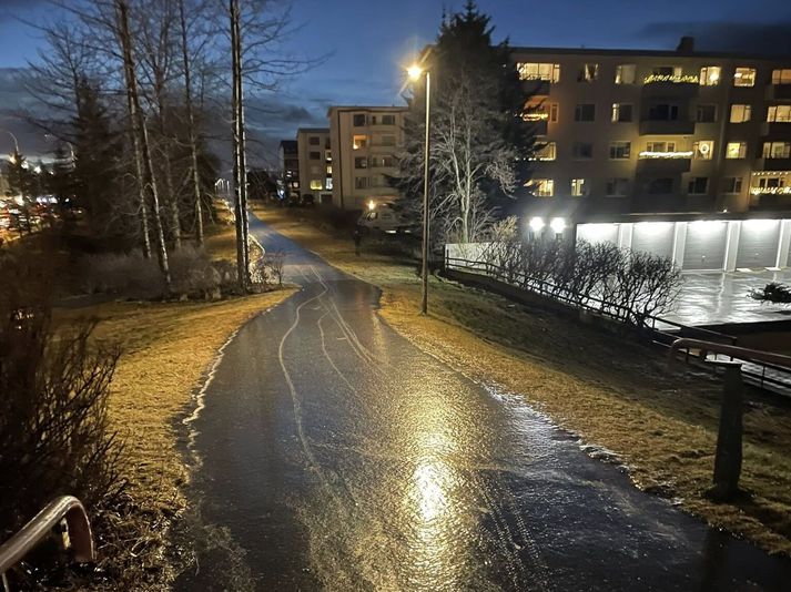 Ísing er víða á göngustígum og götum á höfuðborgarsvæðinu eins og á þessum stíg við Miklubraut í Reykjavík í morgun.
