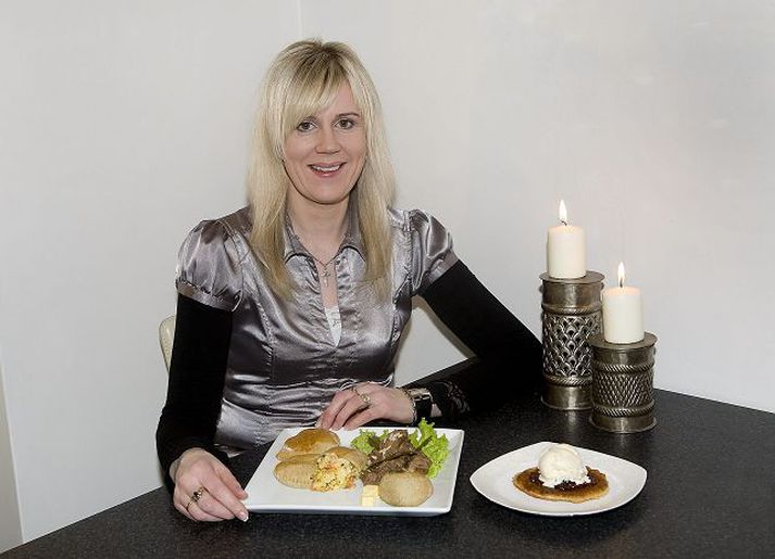 Sigríður Valdís Bergvinsdóttir heldur mikið upp á kartöflur og er hér með tvo kartöflurétti. Innbakaðar kartöflur og kartöflulummur í eftirrétt.Fréttablaðið/Heiða.is