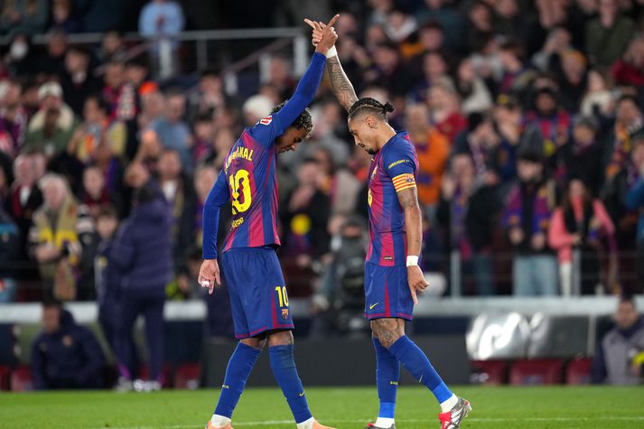 Raphinha fagnar fyrsta marki sínu í kvöld með liðsfélaga sínum Lamine Yamal.