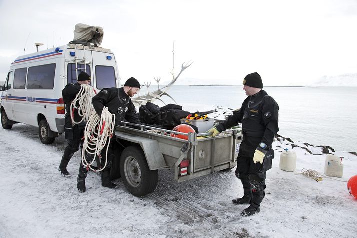 Lögreglan leitaði í gær vísbendinga við strandlengjuna við Sæbraut til að freista þess að bera kennsl á lík konunnar.