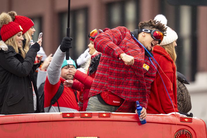 Patrick Mahomes er orðin ein allra stærsta íþróttastjarna Bandaríkjanna í dag. Hann mætti með skíðagleraugu í skrúðgönguna.