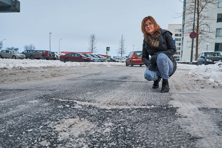 Guðrún Snorradóttir segir götur og gangstéttir við Engihjalla holóttar og illa farnar.