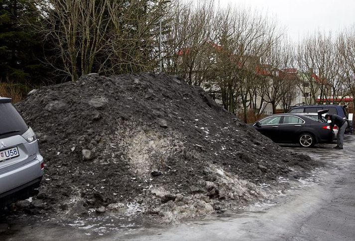Snjó sem rutt hefur verið af göngum og stígum hefur sums staðar verið hraukað upp og tekur nokkurt pláss. 