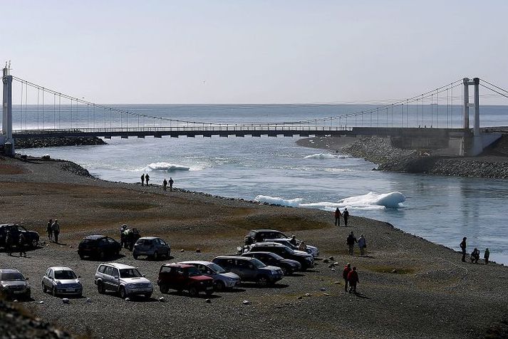 Langar biðraðir myndast oft við salernin við Jökulsárlón vegna mannmergðar.