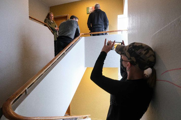 Fulltrúar Félagsbústaða eru mættir til að bera konuna út. Þetta er að gerast núna. Íbúinn myndar aðgerðirnar og segir hann að vegna þessa hafi fulltrúarnir nú kallað til lögreglu.