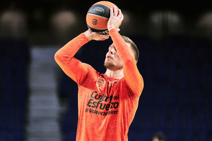 Real Madrid v Valencia Basket - 2022/2023 Turkish Airlines EuroLeague MADRID, SPAIN - MARCH 09: Martin Hermannsson of Valencia Basket warms up prior to the 2022/2023 Turkish Airlines EuroLeague match between Real Madrid and Valencia Basket at Wizink Center on March 09, 2023 in Madrid, Spain. (Photo by Sonia Canada/Getty Images)