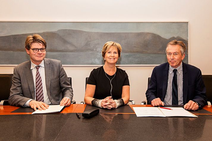 Frá undirritun samningsins. Á myndinni eru Björn Zoëga, forstjóra Landspítalans, Kristínu Ingólfsdóttur, rektor Háskóla Íslands,  og Bo-Ragnar Tolf, forstjóra frumkvöðlaskrifstofu Karolinsku stofnunarinnar. Myndina tók Kristinn Ingvarsson.