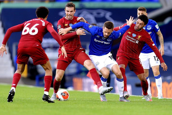 Gylfi Þór Sigurðsson í baráttu við Liverpool mennina Jordan Henderson og Alex Oxlade-Chamberlain í leiknum á  Goodison Park í gær.