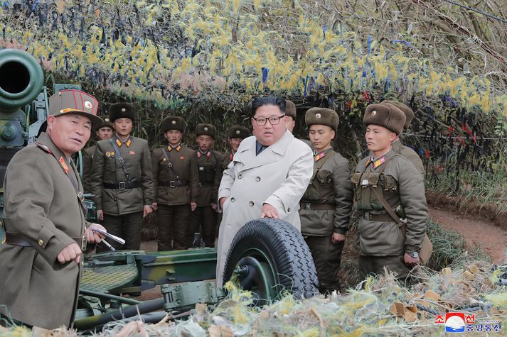 Kim Jong Un að virða fyrir sér stórskotalið Norður-Kóreu á eyjunni Changrin.