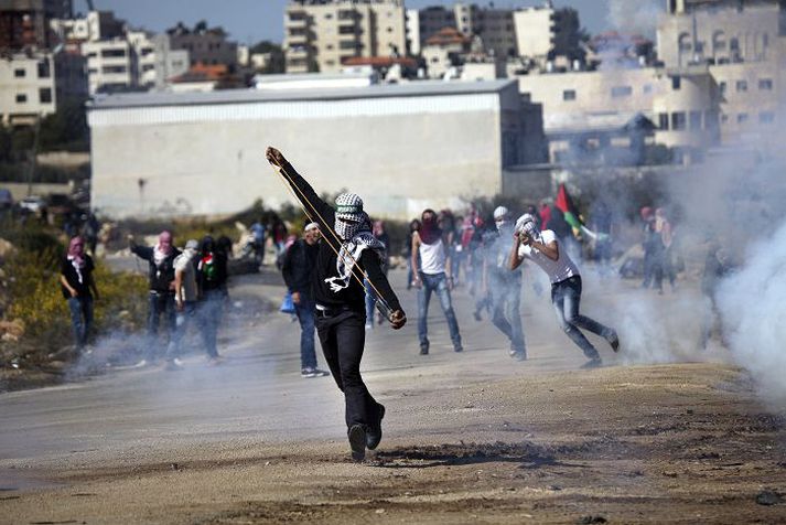 Palestínumenn köstuðu grjóti að ísraelska hernum sem svaraði með skothríð.